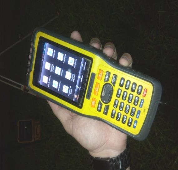 Após a instalação do tripé foi instalado o receptor GNSS na base fixada no tripé, em seguida o mesmo foi inicializado e configurado através da coletora, figura 12.