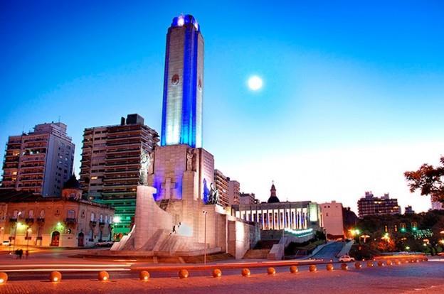 A CIDADE DE ROSARIO Rosario é uma cidade de aproximadamente um (1) milhão de habitantes e oferece um custo de vida mais baixo que Buenos Aires.