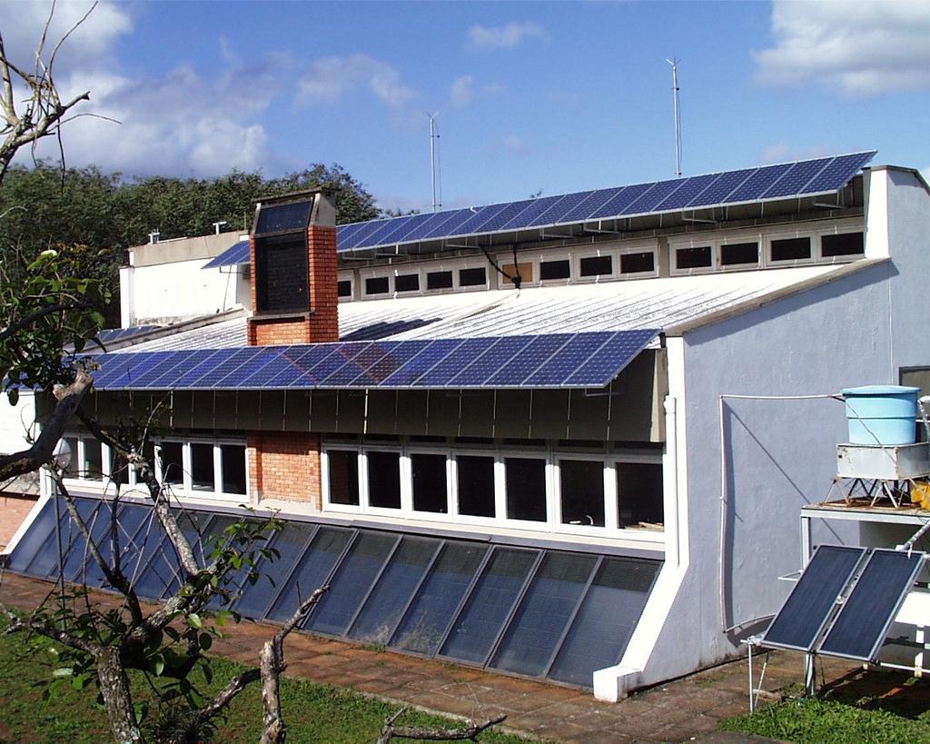 21 Os módulos do sistema fotovoltaico da instalação em estudo apresentam potência nominal de 1 W p e tensão nominal de 24 V e são compostos por 72 células, ligadas em série.