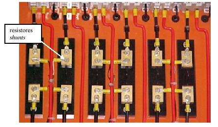 23 Figura 3.7 Resistores shunts. A incerteza nas medidas de corrente elétrica nos shunts é dada por: Corrente no shunt referente a cada painel no ponto de máxima potência I PMP =2,89 A.
