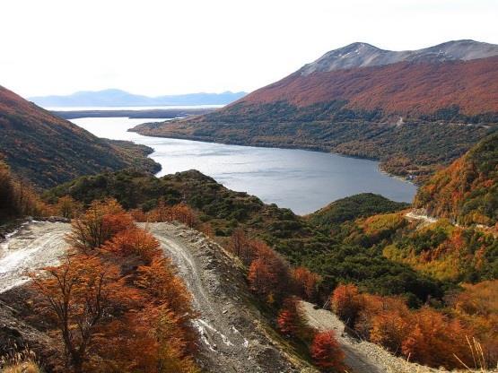 Atravessa a serra, descobre pântanos, pequenos glaciares, estações de esqui e cascatas. A partir do Rancho Hambre começamos a subir até chegar ao Passo Garibaldi estrada de montanha.