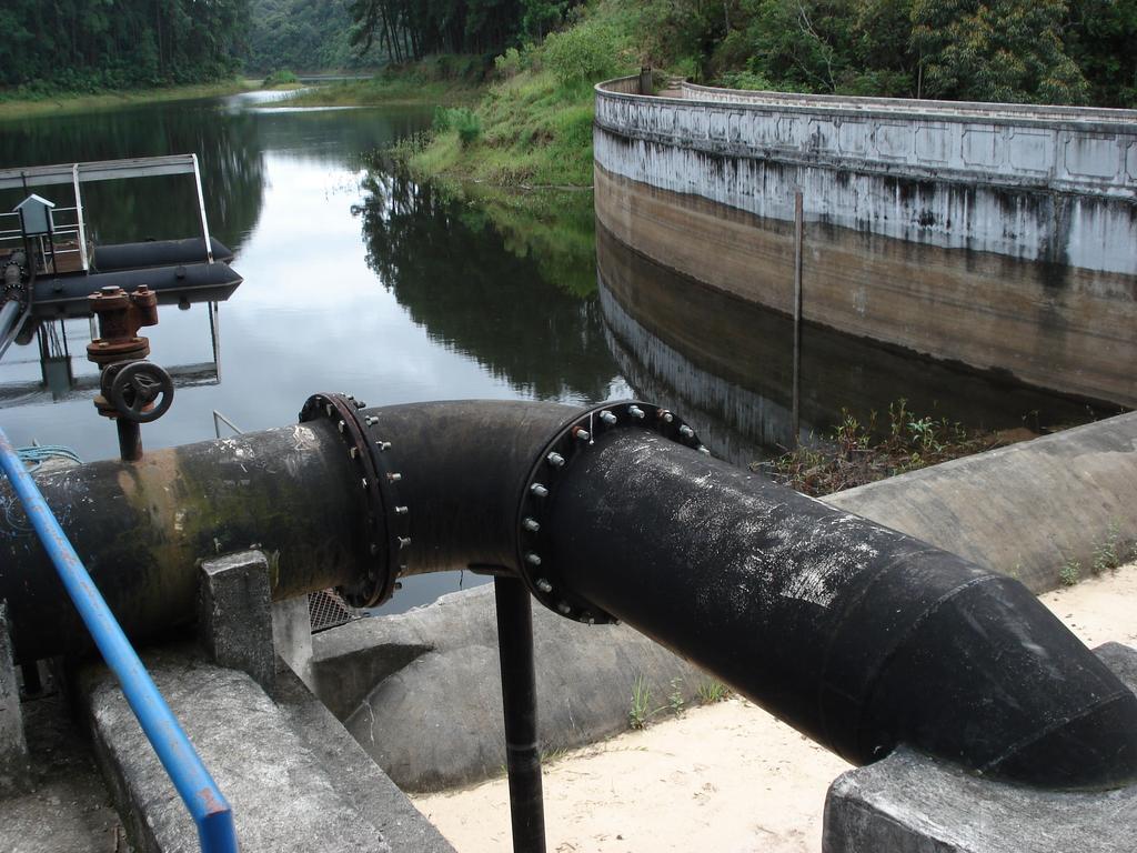 Figura 06 Fotografia da tubulação de ferro fundido da saída das bombas do reservatório da bacia do rio