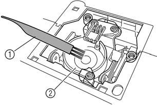 Solte o parafuso do calcador e o parafuso que prende a agulha para remover o suporte do calcador e a agulha.