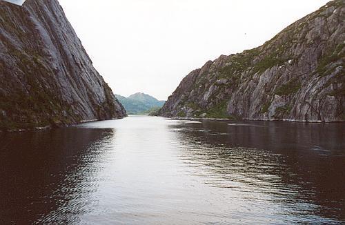 Fjords: Corredores estreitos e profundos cavados pela erosão glaciária, hoje submersos pelo mar.