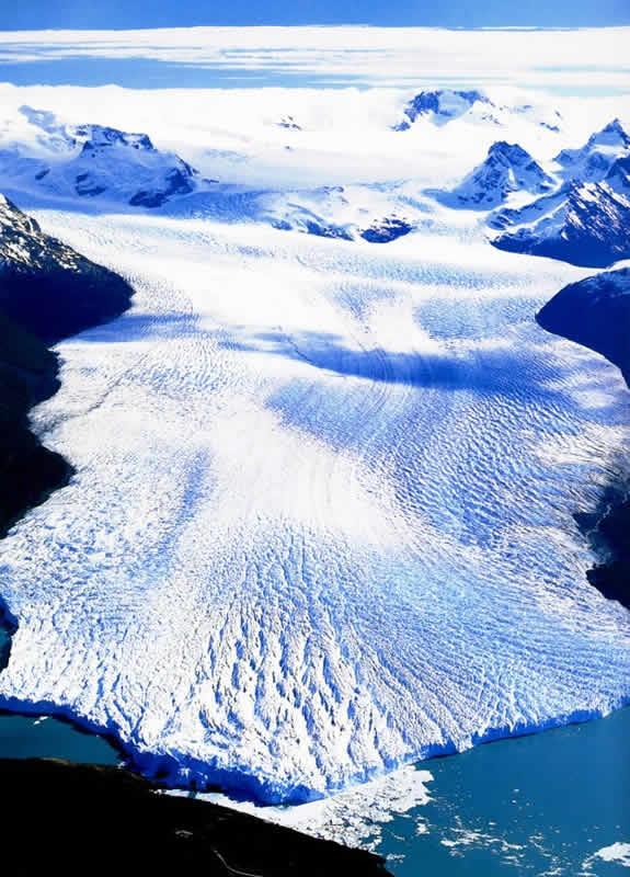Relevo Glacial: Conjunto de formas que tem sua origem associada a climas frios A topografia é