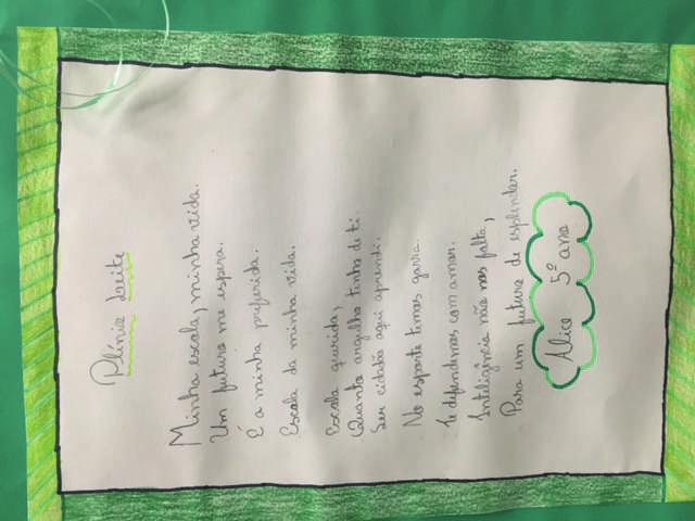 Poesia em homenagem ao Colégio Plínio Leite Minha escola, minha vida. Um futuro me espera. É a minha preferida. Escola da minha vida. Escola querida, Quanto orgulho tenho de ti.