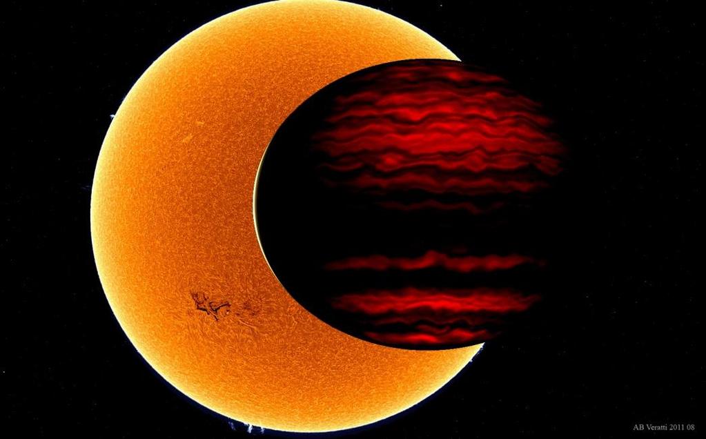 Representação artística do planeta Tr-ES-2b. Embora absorva quase toda luz visível, pelo fato de apresentar uma temperatura atmosférica de 1000 C, brilha com incandescência no lado noturno.