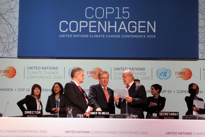 MUDANÇAS CLIMÁTICAS UNFCCC Mudança Climática Antropogênica (Política) IPCC Mudança Climática (Ciência) 1990 Base: Relatório IPCC 1995 COP1: Berlim 2009