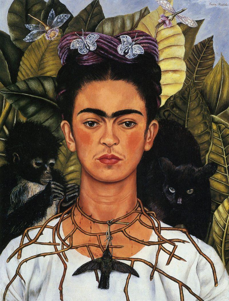Frida chamava atenção por exagerar nas roupas, acessórios, risos e gestos.