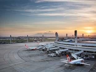 5.1. Pátio: LADO AÉREO Pátio de aeronaves do Aeroporto Galeão (Fonte: g1.globo.com) 5.1. Pátio: LADO AÉREO O projeto do pátio dependerá de: Configuração do terminal e distâncias necessárias para a