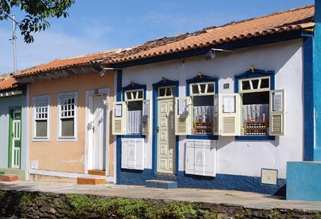 A CASA URBANA As casas eram alinhadas pela divisa frontal e geminadas nos dois lados casas em correnteza criando a chamada rua corredor. Isto em parte se deve à precariedade das técnicas construtivas.