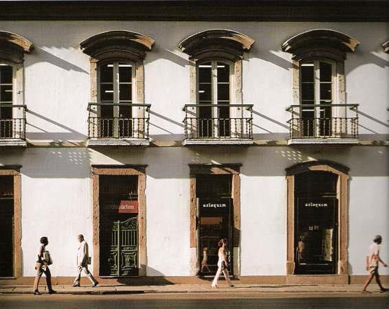 Padronizações com relação às fachadas: dimensões e número de aberturas, altura dos pavimentos e alinhamentos com as edificações vizinhas Cartas Régias ou