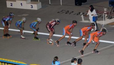 patinadores que tenham sido dobrados; d) Registar a ordem dos patinadores que não pertençam ao mesmo pelotão ou estejam sós.