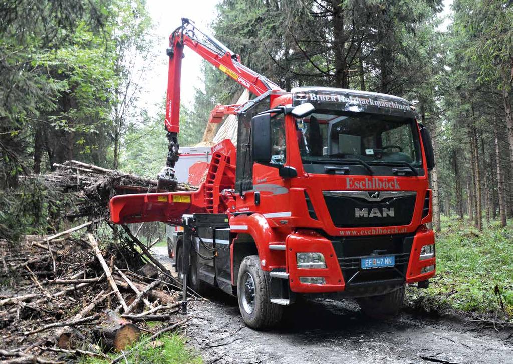 Desempeho poderoso. As árvores são trasformadas em lascas de madeira e depois o popular material reciclado em bruto para sistemas de aquecimeto.