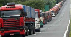 Modais de transporte Tipos básicos de modais para o transporte de cargas: Rodoviário: transporte terrestre de pessoas e