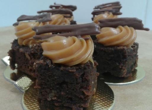 Mini Brownie R$2,30 unid. Quadradinhos de mini brownie com cobertura.