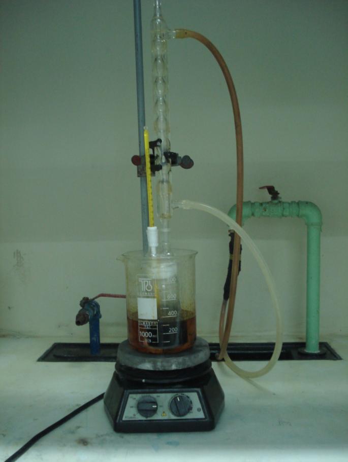 A Figura 3 mostra a montagem do sistema de refluxo empregado para a obtenção dos eletrocatalisadores. Figura 3. Sistema de refluxo empregado para o processo de síntese dos catalisadores.