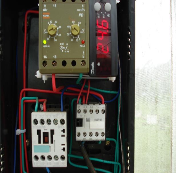 Aspectos das instalações do experimento: Estacas em bandejas metálicas com substrato (a);