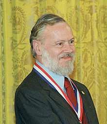 C Dennis Ritchie Criado pelo suíço Dennis Ritchie no início da década 70 no laboratório da AT&T Bell Labs O nome é está