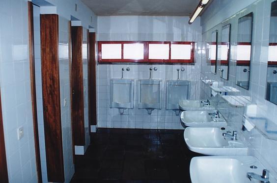 Porto de Recreio ou Marina). As instalações sanitárias devem ser facilmente localizáveis (com painéis indicativos bem dimensionados e em evidência no mapa do Porto de Recreio ou Marina).