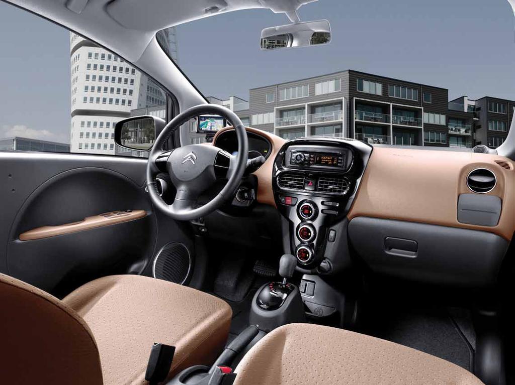 VIVER O VEÍCULO ELÉCTRICO O Citroën C-ZERO é um automóvel para desfrutar diariamente. O habitáculo é acolhedor e caloroso. O painel de bordo atrai de imediato.
