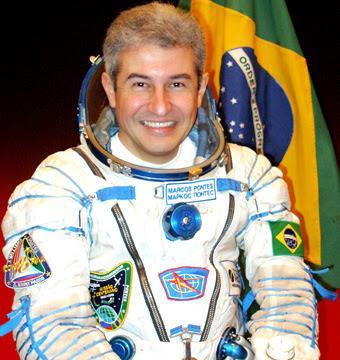 Marcos Pontes Foi o 1º astronauta brasileiro a ir ao espaço, na missão batizada missão centenário no dia 30 de março de 2006.