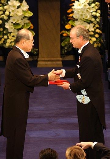 Nobel Ryoji Noyori recebendo