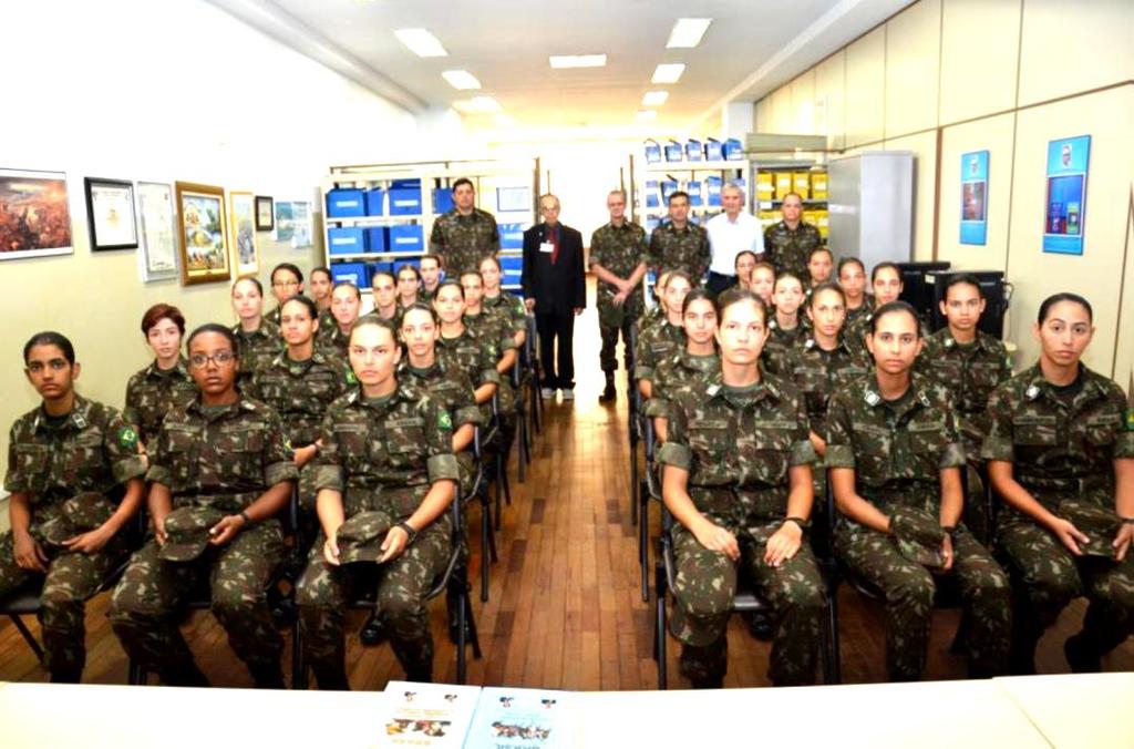 Na foto acima, da esquerda para a direita: Maj Bergamaschi, comandante do 1º ano da AMAN, onde foram incorporadas as cadetes pioneiras Ten Laryssa, Cadetes Fabiana, Mikaela, Ávila, Emily Braz,