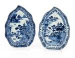62 PAR DE CREMEIRAS COM TAMPAS em porcelana da China, Cª das Índias, período Qianlong (1736-1795), decoração azul e branca representando motivos florais. Alt. 8,5 cm.
