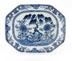 Base de licitação: 150 70 TERRINA COM TAMPA E TRAVESSA em porcelana da China, Cª das Índias, período Qianlong (1736-1795), decoradas a
