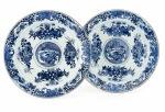 Diâm. Pires: 8,5 cm. 55 PAR DE TACINHAS COM PIRES MINIATURA de formato gomado, em porcelana da China, período Kangxi (1662-1722), decoradas a azul e branco representando frutos e motivos florais.