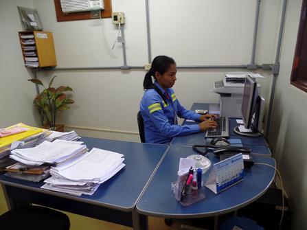 Figura 14 Mulher quilombola com função de gerente em uma empresa dentro da mineradora. Vila de Porto Trombetas-MRN, março de 2015.