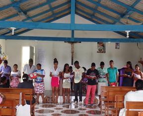 Figura 24 Apresentação do grupo de jovens na missa de domingo na Igreja de São José. Comunidade Boa Vista, março de 2015. Fonte: Fotografia de Raimunda Patrícia Gemaque.