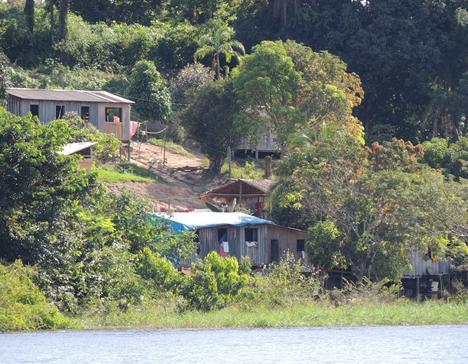 A organização espacial das moradias geralmente respeita os núcleos familiares e são bem demarcadas na comunidade.