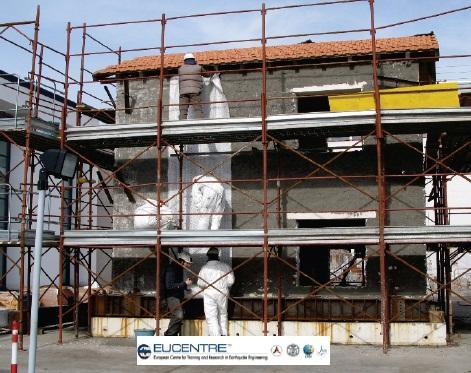 A estrutura construída tinha como base os edifícios danificados no sismo de L Aquila, que em 2009 atingiu a zona central de Itália com uma magnitude 6,3 na escala MMS (escala de magnitude de momento).