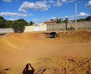 Atualmente encontra-se estabilizada. Espera-se que as obras resistam os próximos períodos chuvosos. Figura 2. Vista parcial da voçoroca Serrinha.