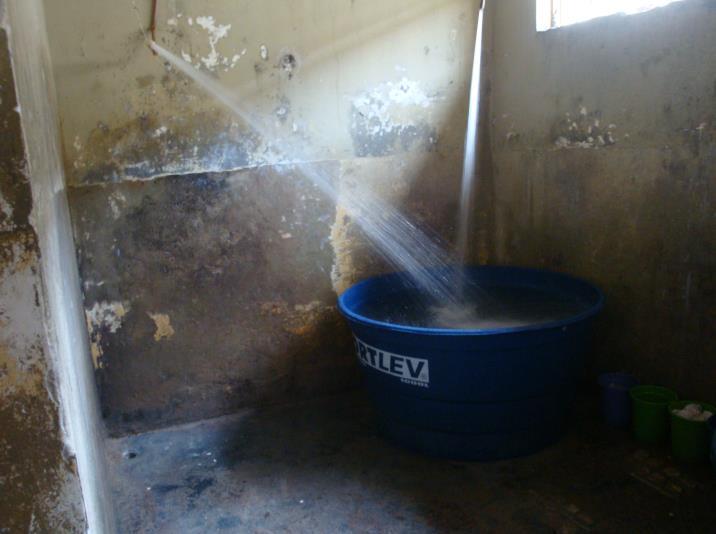 Imagem do banheiro de uma das celas coletivas. Os detentos armazenam água em garrafas PET e em uma caixa d água improvisada.