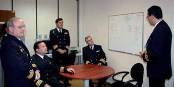 Por sua vez, o Capitán de Navio Patrício Carrasco Hellwig efetuou uma apresentação sobre a organização e a atividade do SHOA, com particular ênfase no Sistema Nacional de Alarme de Maremotos.