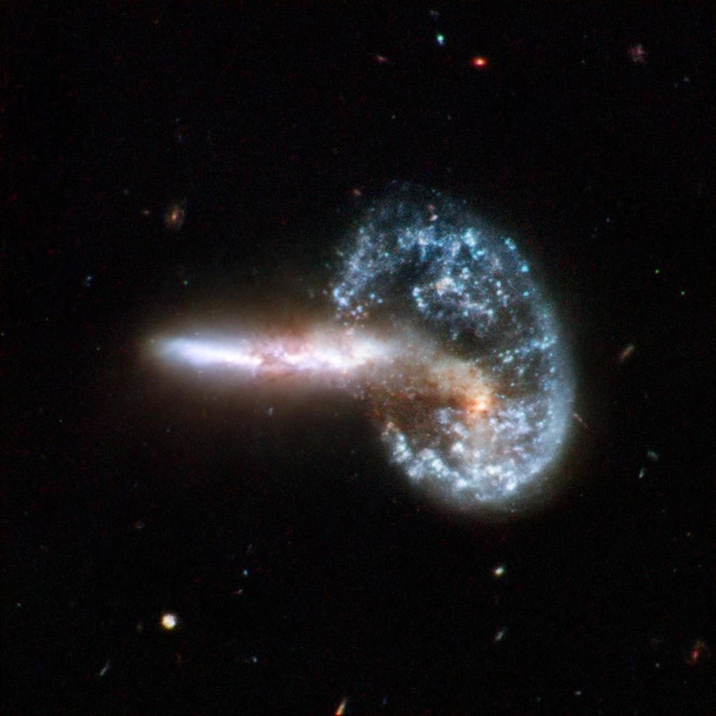 Podem ocorrer dois tipos de interação: Colisão Fusão When Galaxies Collide Arp 148 - Constelação da Ursa Maior ~ 500 milhões de anos-luz de distância Image