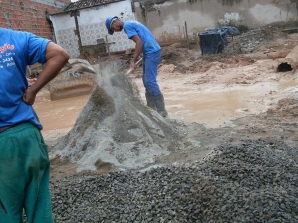 5 - Travamento do balde sonda para avanço do tubo guia no terreno Estas ações se repetiram sucessivamente, até que a cota de apoio estabelecida em projeto fosse alcançada.