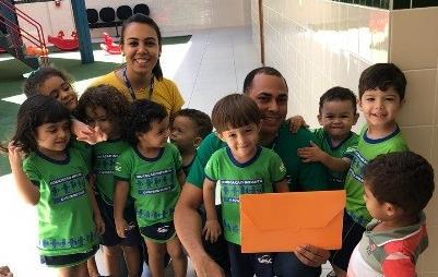 melhoria no ambiente escolar, saudações de boas-vindas aos funcionários do prédio, bilhete informativo para os pais, dentre outros.