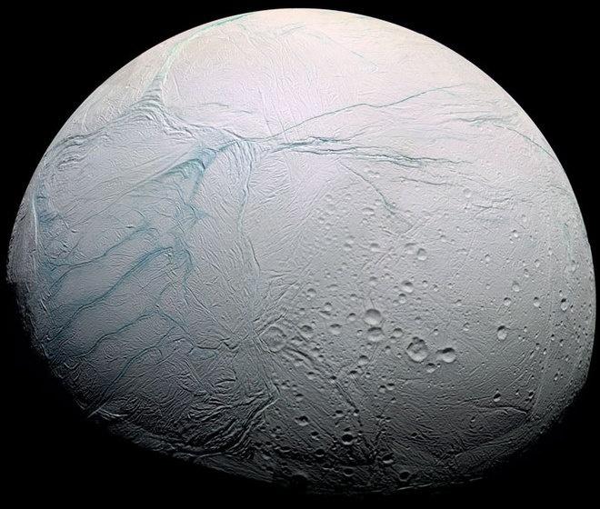 Enceladus, lua de Saturno coberta com gelo. Disponível em: <http://www.