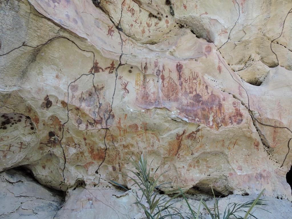 Neste trabalho, o objetivo principal é identificar as espécies ferruginosas constituintes dos pigmentos minerais coletados nos sedimentos superficiais do sítio arqueológico Pedra do Atlas, situado no