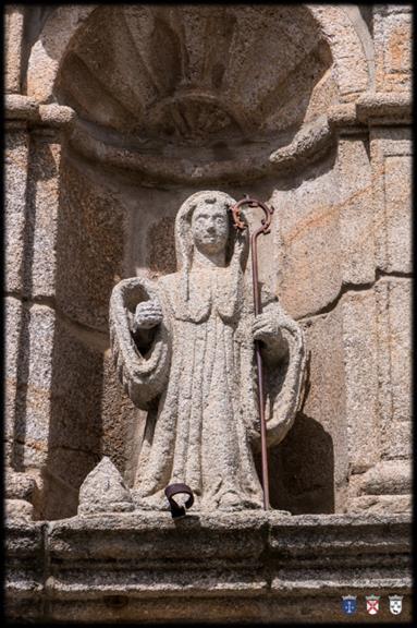 aletas., no interior do qual, se encontra a imagem de São Bento.