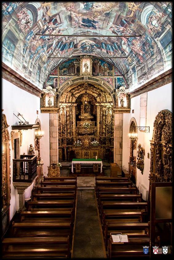 Obra artística, de enorme beleza e detalhe, tem no centro da composição, a representação da Santíssima Trindade, ladeada pela ascensão da Santa Escolástica do lado da capelamor, e pela ascensão de