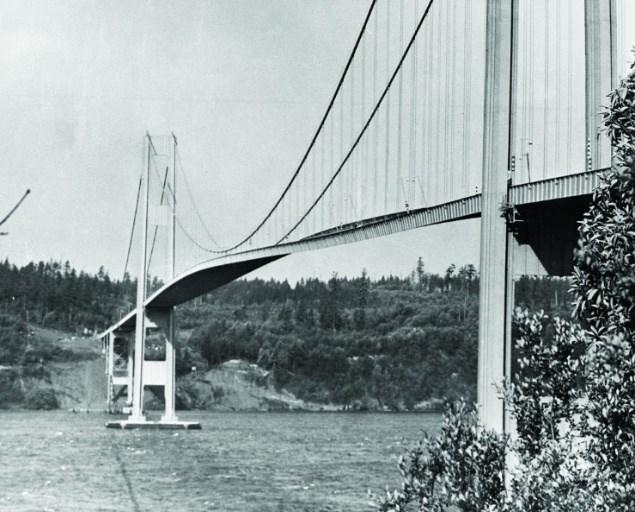 21 estrutura, o que fizesse com que a ponte entrasse em colapso, como pode ser visto na Figura 2.3b. (a) Tacoma Narrows Bridge. (b) Tacoma após entrar em colapso. Figura 2.3 Fotos da Ponte de Tacoma, EUA.