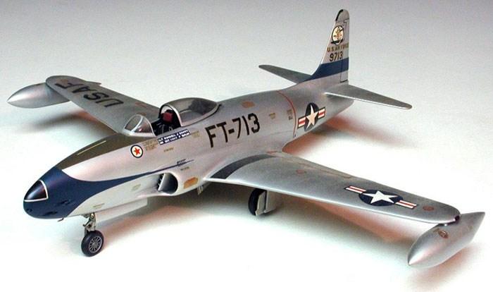 23 Figura 2.5 Aeronave P-80. (Fonte: Site Fiddlers Green, 2017 4 ) Flutter em superfícies de controle começaram a aparecer durante a primeira Guerra Mundial.