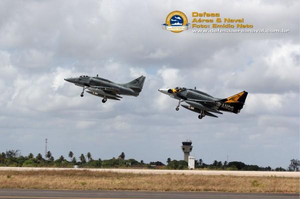 Formando pilotos de Caça na Marinha do Brasil 5 Durante o período em que estiveram operando em Natal, foram realizadas as requalificação e qualificação dos pilotos, sendo que para estes últimos, foi