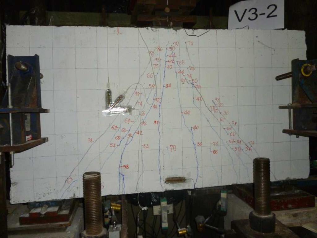 13 O grupo de vigas V3 exibe uma configuração de fissuras que atinge as zona de flexão (Z2) e as zonas de cisalhamento (Z1 e Z3), pois, dito grupo apresentou maior carga de ruptura com relação aos