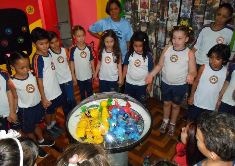 BRINQUEDOS DE VÁRIAS ÉPOCAS As turmas de 1º e 2º Ano visitaram o